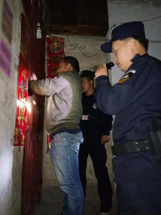 周口粗心妈妈误将幼女锁家中 民警全城寻开锁师傅开门